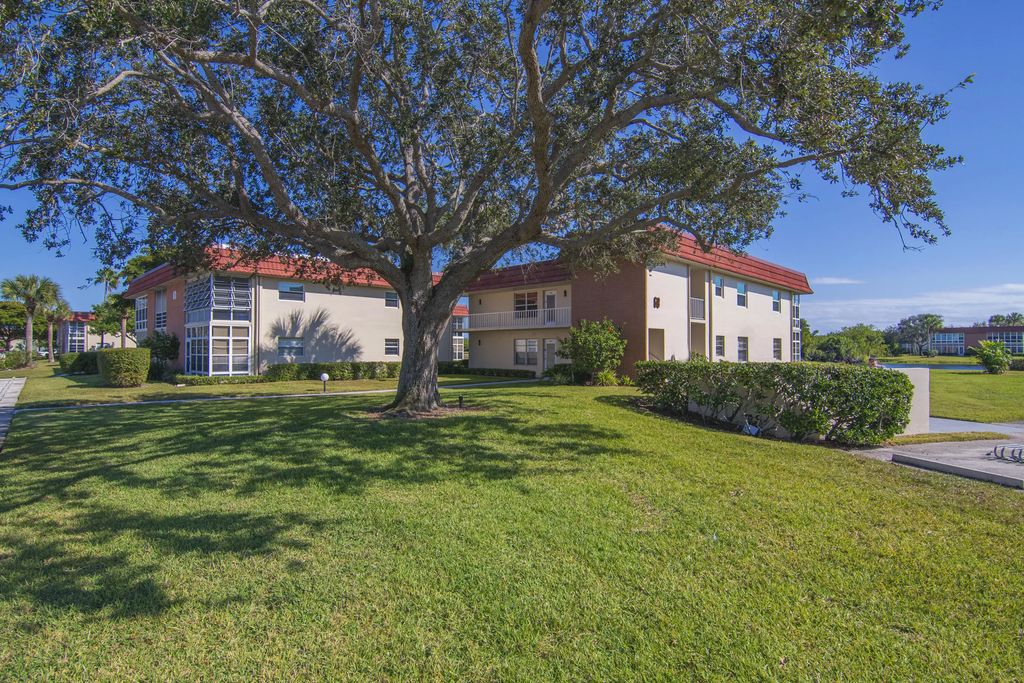 68 Royal Oak Court #202, Vero Beach