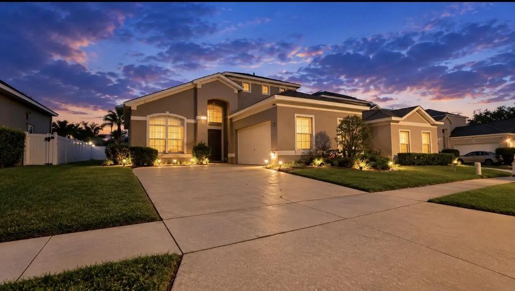 209 Castlemain Circle, Davenport