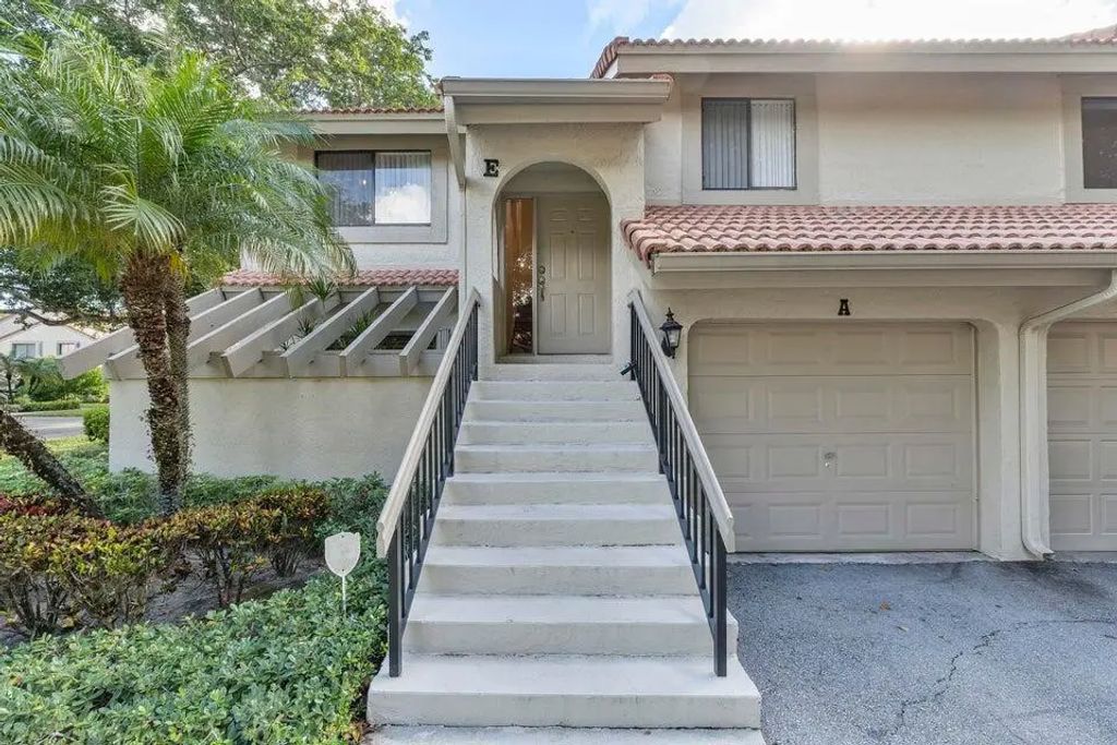 5720 Coach House Circle #e, Boca Raton