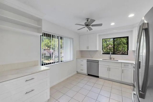 4 of 14 - 5720 Coach House Circle #e, Boca Raton, FL