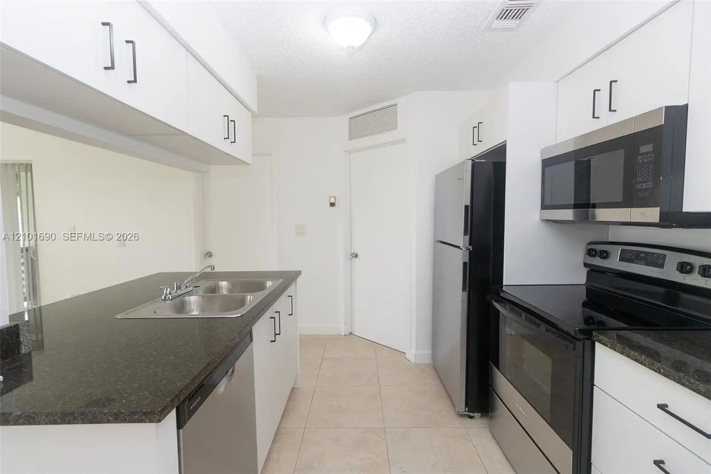 17520 Nw 67th Place #m-3, Hialeah