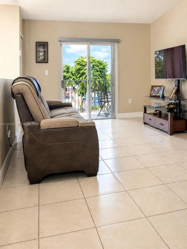 5 of 20 - 5800 W 18th Lane #202, Hialeah, FL