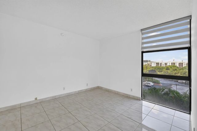 4 of 37 - 20301 W Country Club Drive #523, Aventura, FL