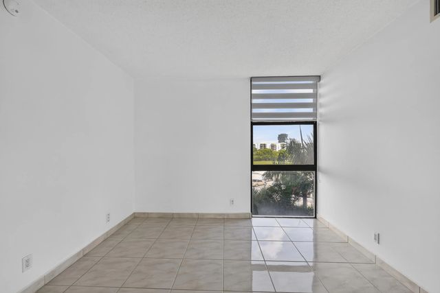 5 of 37 - 20301 W Country Club Drive #523, Aventura, FL