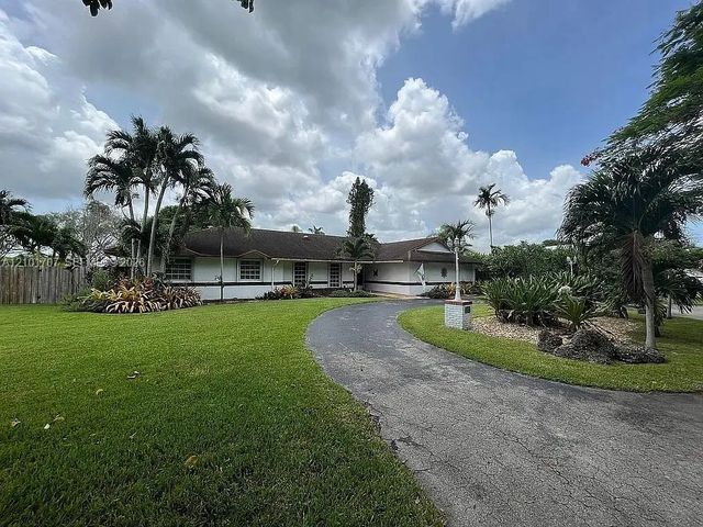 4 of 9 - 13250 N Calusa Club Drive, Miami, FL
