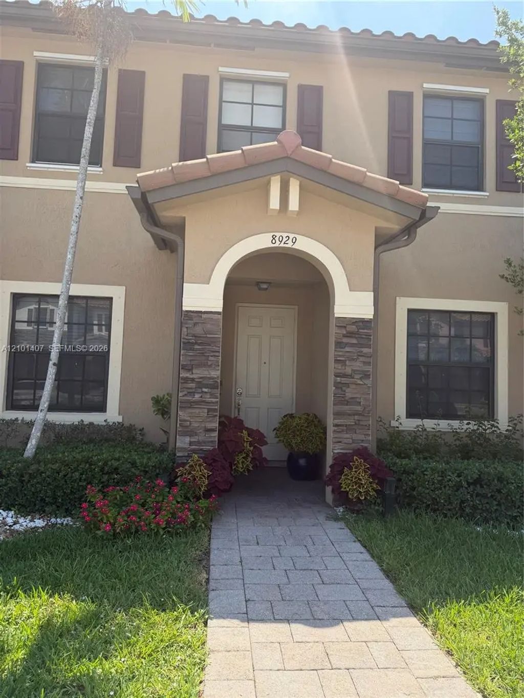 8929 W 35th Way, Hialeah