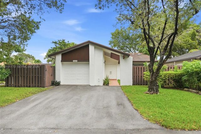 3 of 37 - 10828 Sw 132nd Cir Court, Miami, FL
