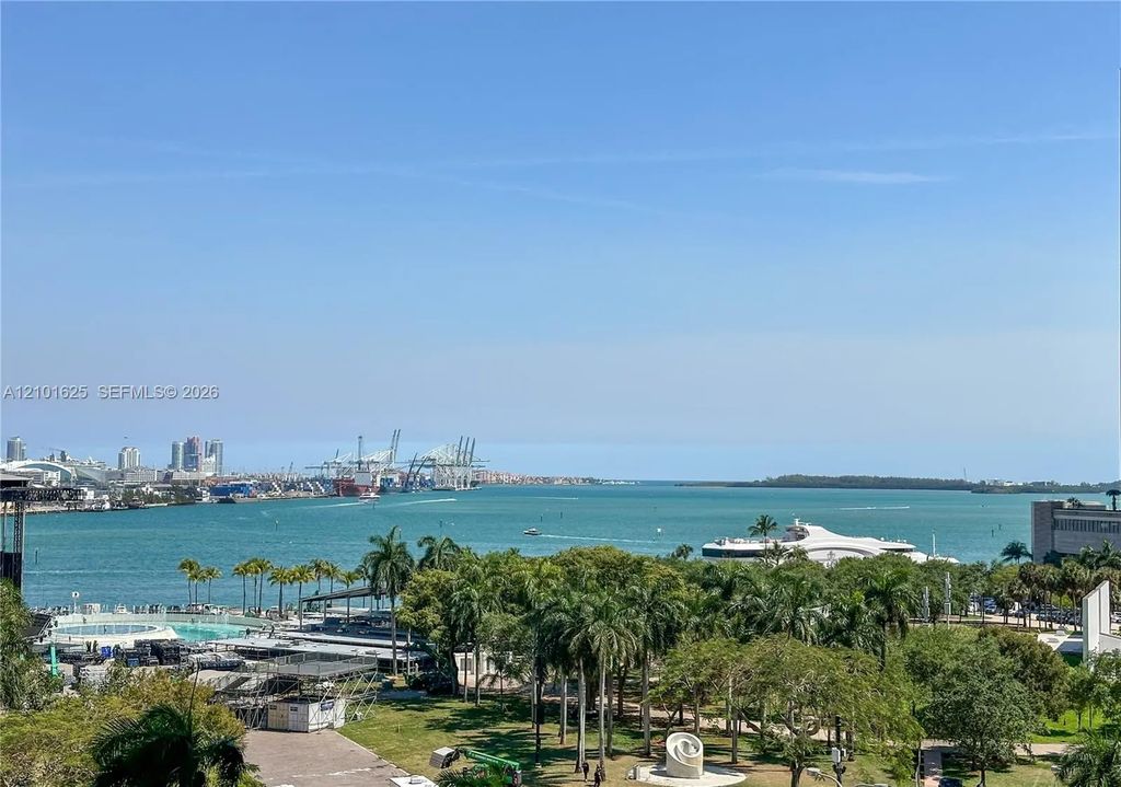 50 Biscayne Boulevard #811, Miami