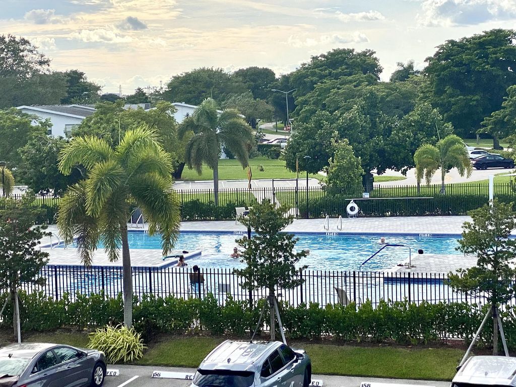 27 Richmond D Crescent, Deerfield Beach