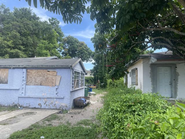 2 of 4 - 2470 Nw 87th Street, Miami, FL