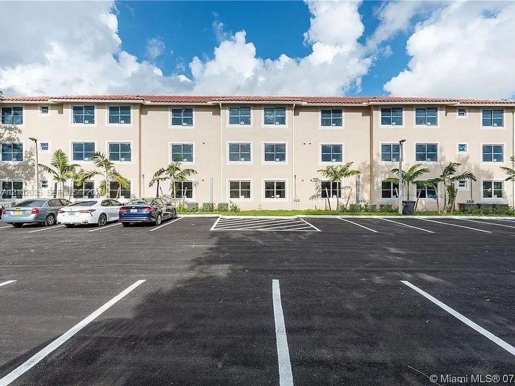 2575 Sw 64th Avenue #8, Miramar