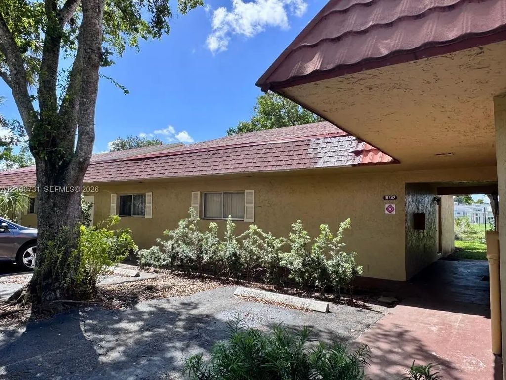 10742 La Placida Drive #8-b1, Coral Springs