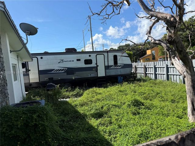 3 of 5 - 3501 Sw 67th Avenue, Miami, FL