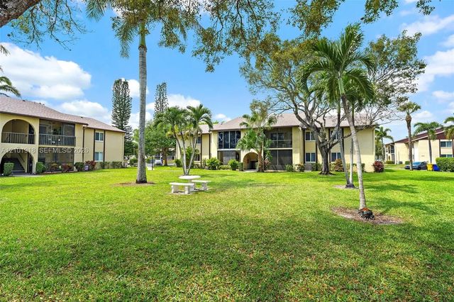 2 of 28 - 301 Pine Ridge Circle #c-1, Greenacres, FL