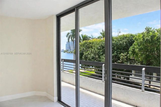 5 of 19 - 19101 Ne 36th Court #302, Aventura, FL