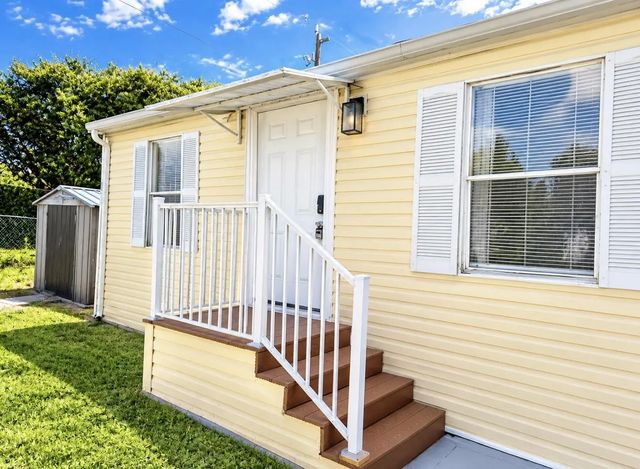 4 of 30 - 76 Plantation Boulevard, Lake Worth, FL
