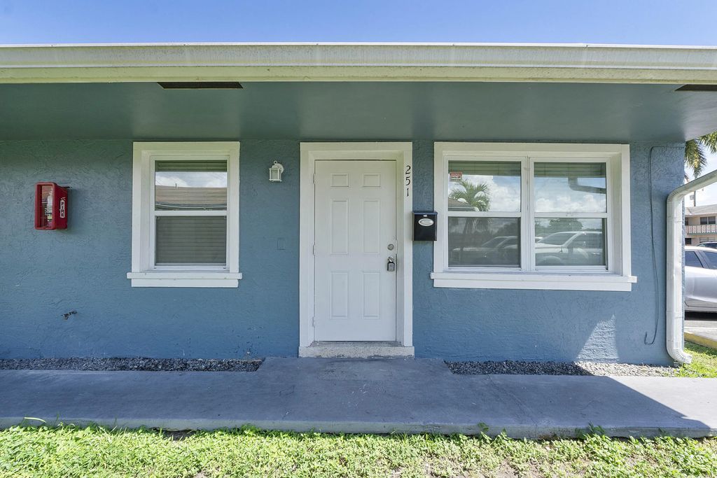 251 Ne 40th Street ##251, Oakland Park