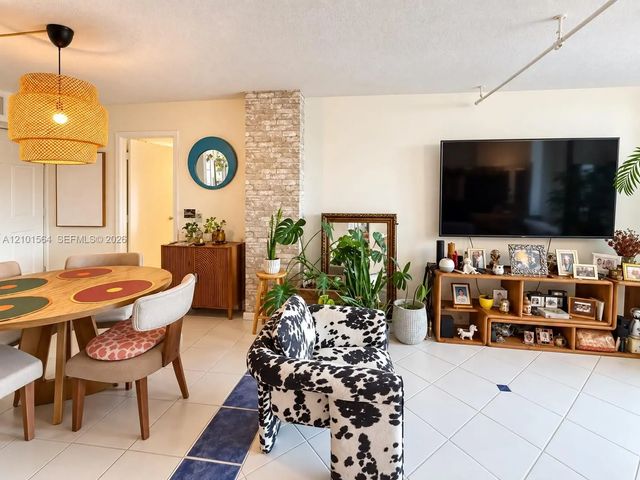 3 of 21 - 3101 N Country Club Drive #307, Aventura, FL