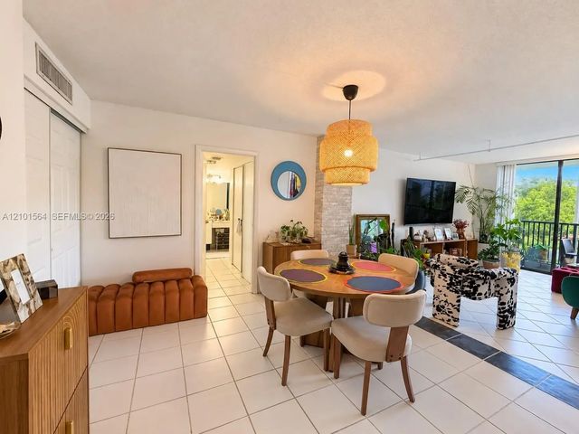 4 of 21 - 3101 N Country Club Drive #307, Aventura, FL