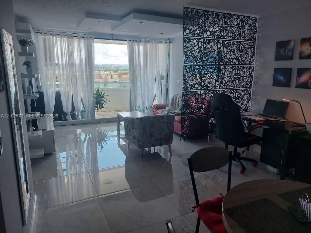 3 Avenida Laguna #4 F, 