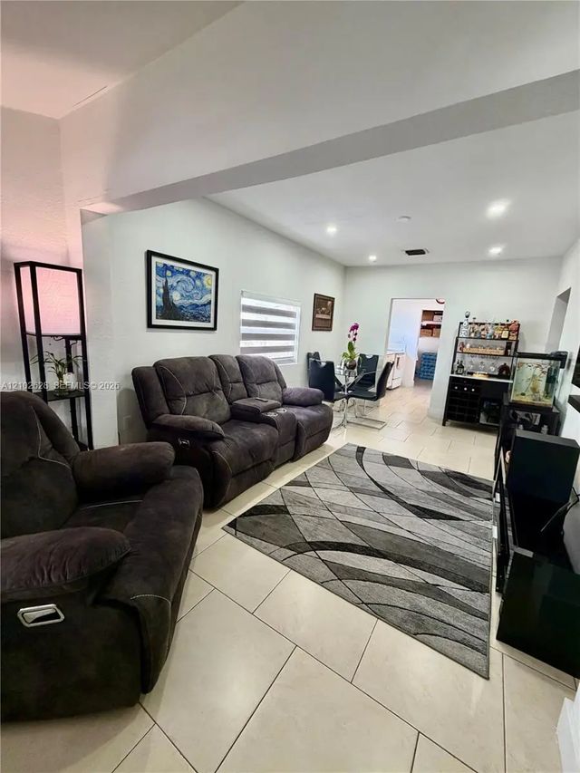 4 of 25 - 521 Nw 44th Avenue, Miami, FL