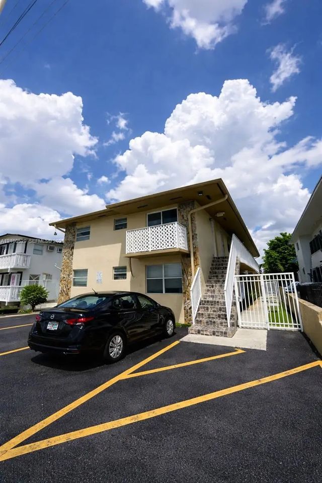 3 of 6 - 715 W 29th Street, Hialeah, FL