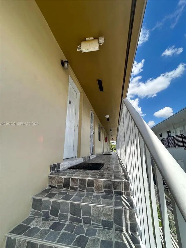 4 of 6 - 715 W 29th Street, Hialeah, FL