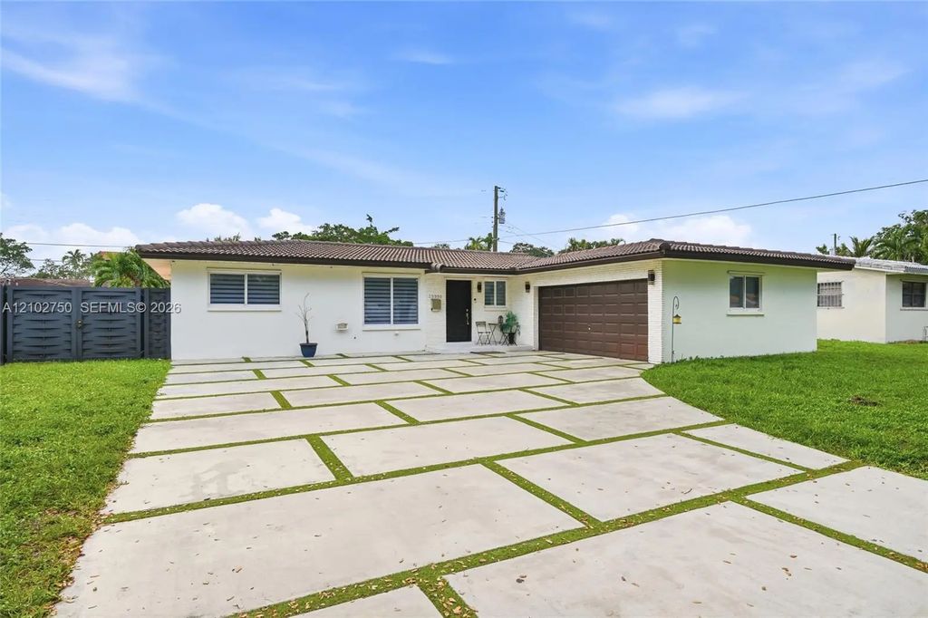 13996 Lake Lure Court, Miami Lakes