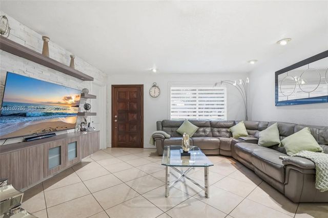 5 of 34 - 13996 Lake Lure Court, Miami Lakes, FL