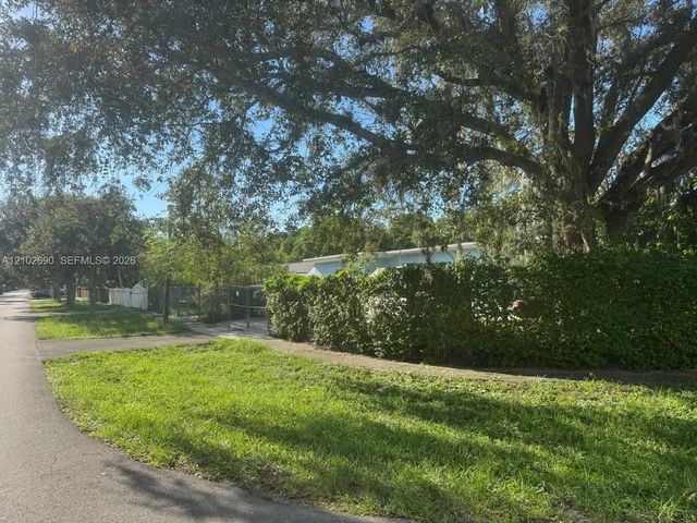 2 of 3 - 12600 Nw 13th Avenue, North Miami, FL