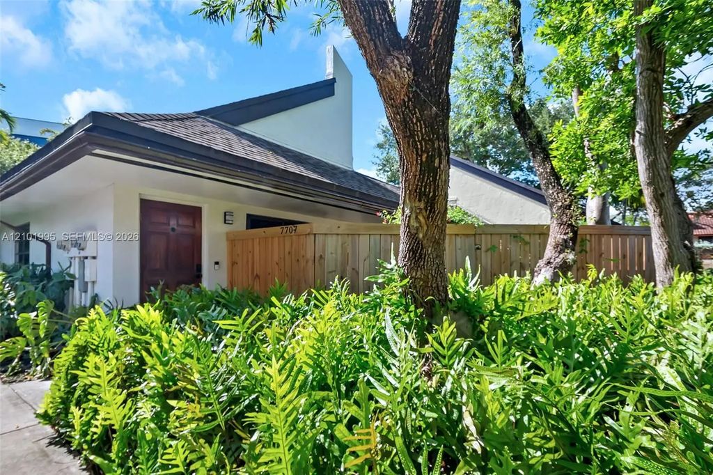 7707 Sw 100th Street #-, Miami