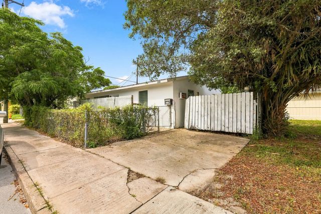 2 of 29 - 1208 3rd Avenue S, Lake Worth Beach, FL