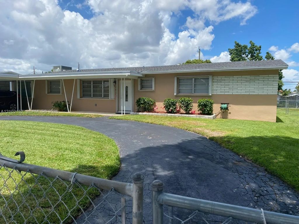 467 W 43rd Place, Hialeah