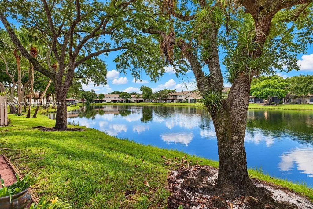 9012 Vineyard Lake Drive, Plantation
