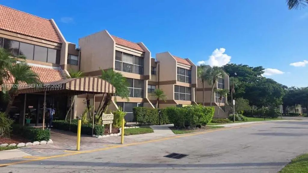 240 Lakeview Drive #106, Weston