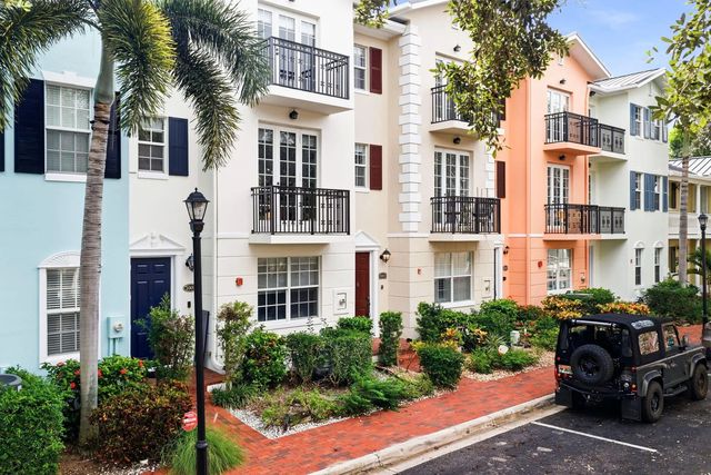 1009 W Heritage Club Circle, Delray Beach