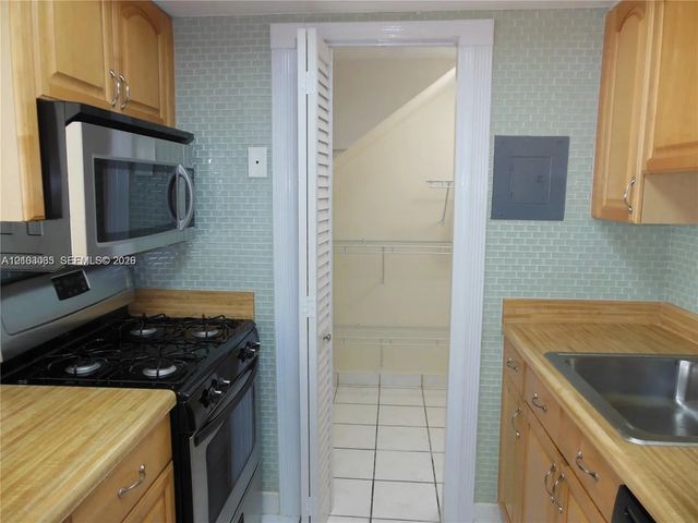 3 of 8 - 1350 W 53rd Street #8, Hialeah, FL
