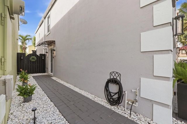 4 of 31 - 3122 Shelby Way, Palm Springs, FL