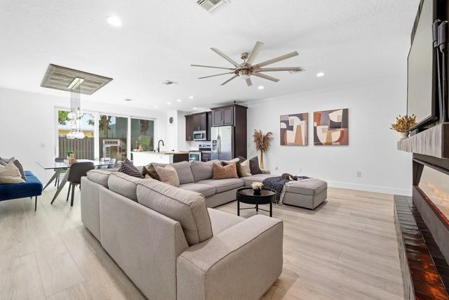 5 of 31 - 3122 Shelby Way, Palm Springs, FL