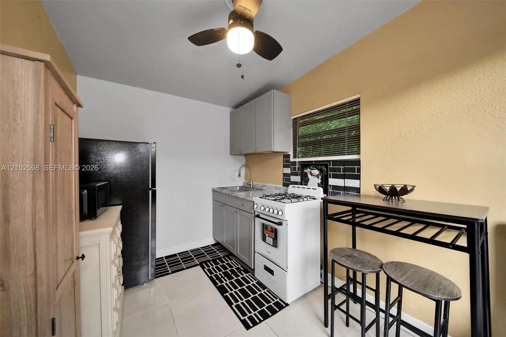 20106 Nw 32nd Place #1b, Miami Gardens