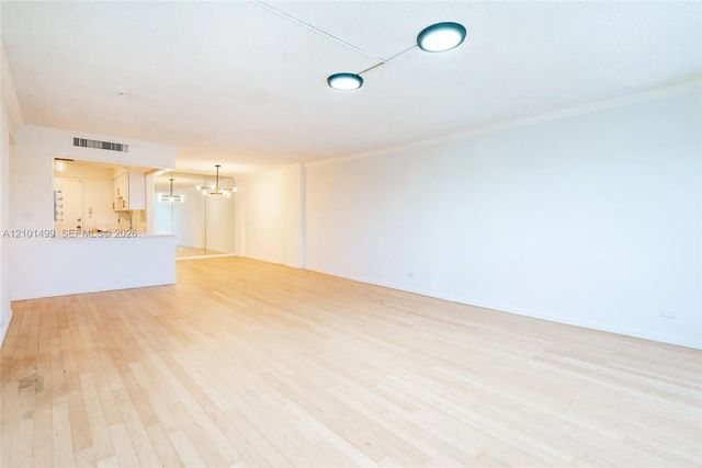 5 of 35 - 800 Ne 195th Street #408, Miami, FL