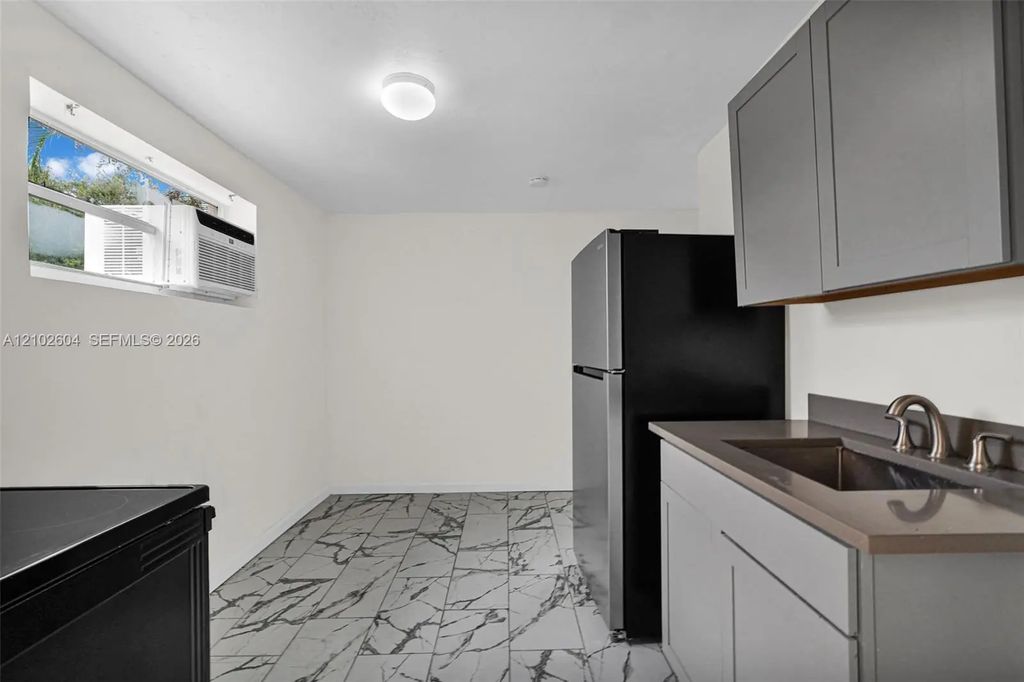 520 Nw 49th Street #b, Miami