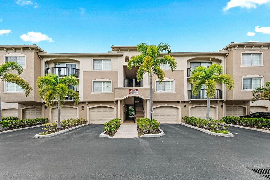 200 Crestwood Court N #211, Royal Palm Beach