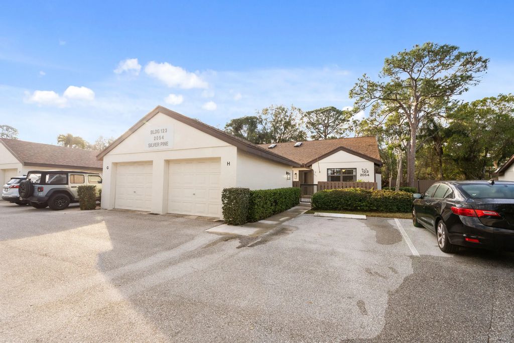 2054 Sw Silver Pine Way #123h, Palm City