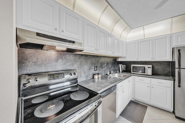 5 of 40 - 5280 Las Verdes Circle #320, Delray Beach, FL