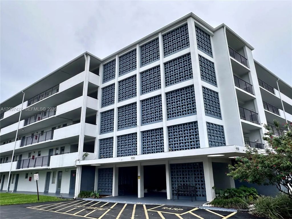 950 Hillcrest Drive #511, Hollywood