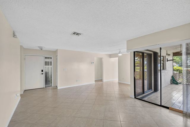 5 of 33 - 6102 Woodlake Boulevard, Greenacres, FL