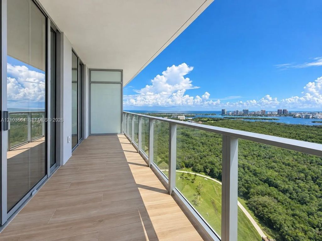 2411 Laguna Circle #2504, North Miami