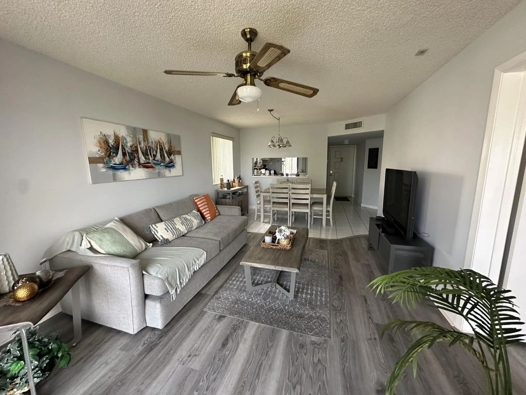 3138 Via Poinciana #317, Lake Worth
