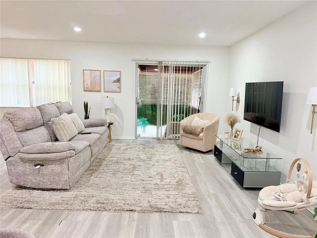 18111 Nw 68th Avenue #g206, Hialeah